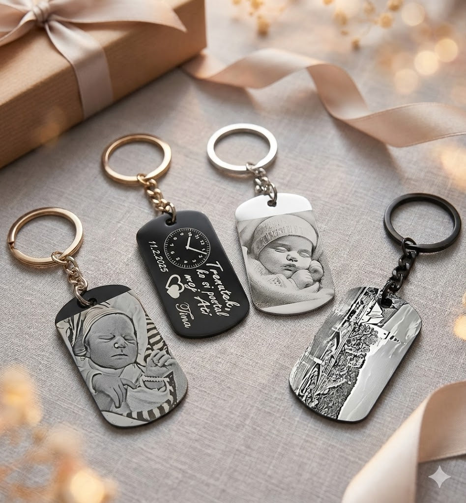 ersonalizirani obeski z gravuro – kovinski obeski z imenom, datumom ali fotografijo