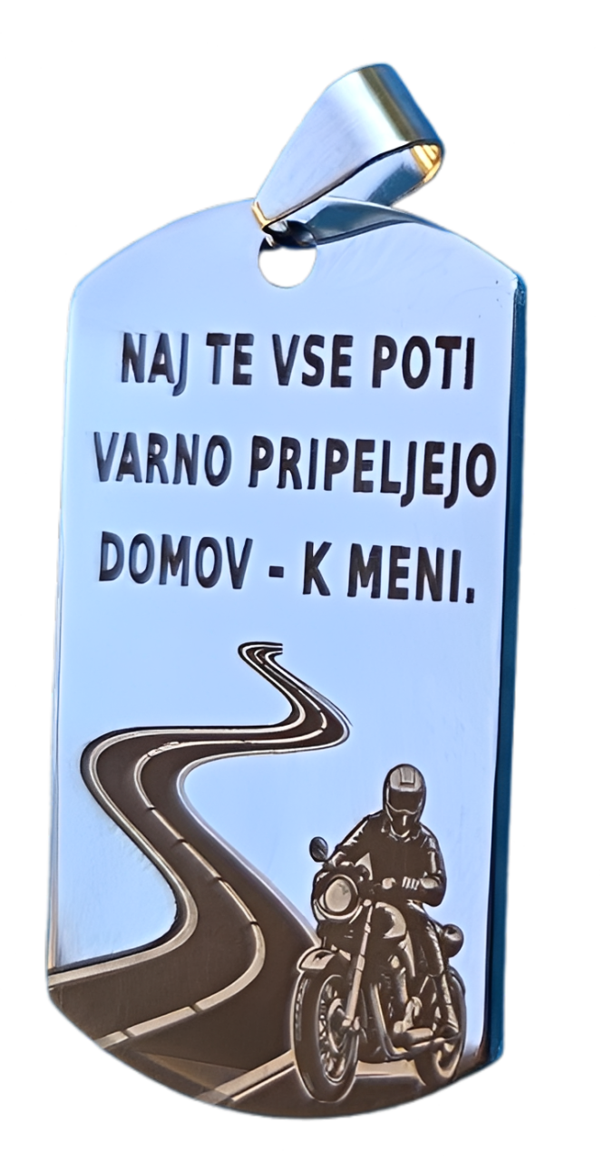 Graviran obesek na ključu motorja z napisom Naj te vse poti varno pripeljejo domov – k meni.