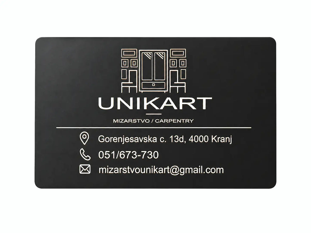 Črna aluminijasta kovinska vizitka z lasersko gravuro logotipa in kontaktov