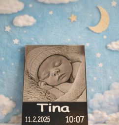 Personalizirano darilo ob rojstvu otroka – milestone ploščica za dojenčka s fotografijo (20x15 cm)