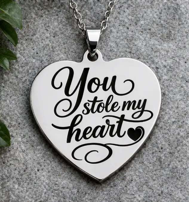 eleganten srebrn obesek srce z gravuro you stole my heart