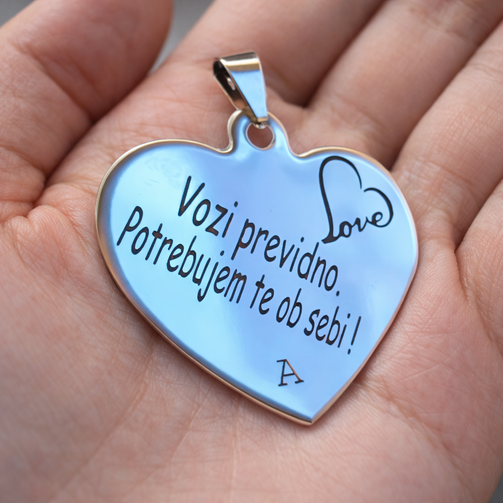 Obesek srce z personalizirano gravuro po meri
