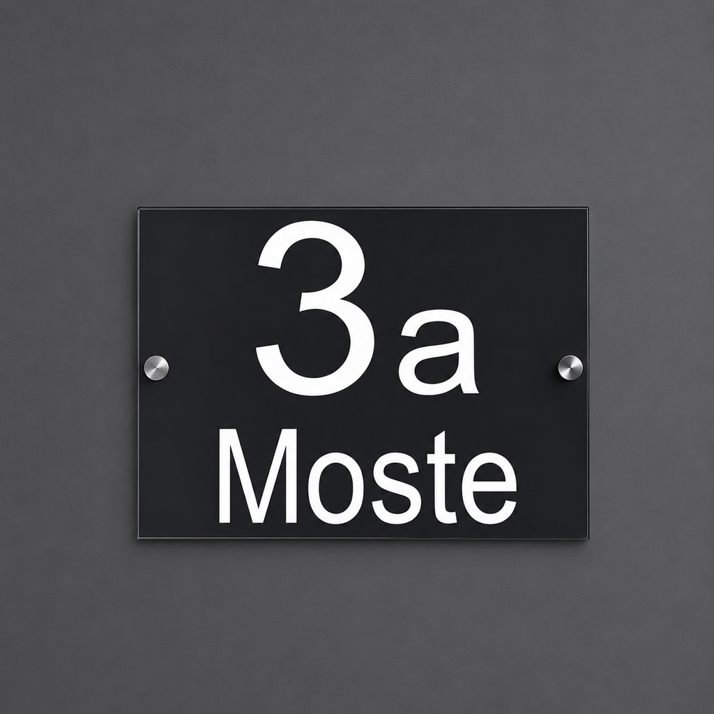 Personalizirana hišna tablica z hišno številko in imenom ulice na sodobni hiši.