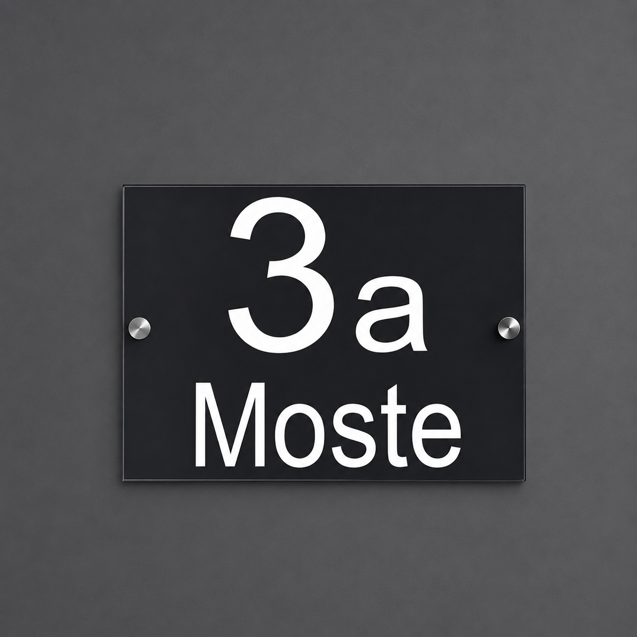 Personalizirana hišna tablica z hišno številko in imenom ulice na sodobni hiši.