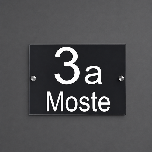 Personalizirana hišna tablica z hišno številko in imenom ulice na sodobni hiši.