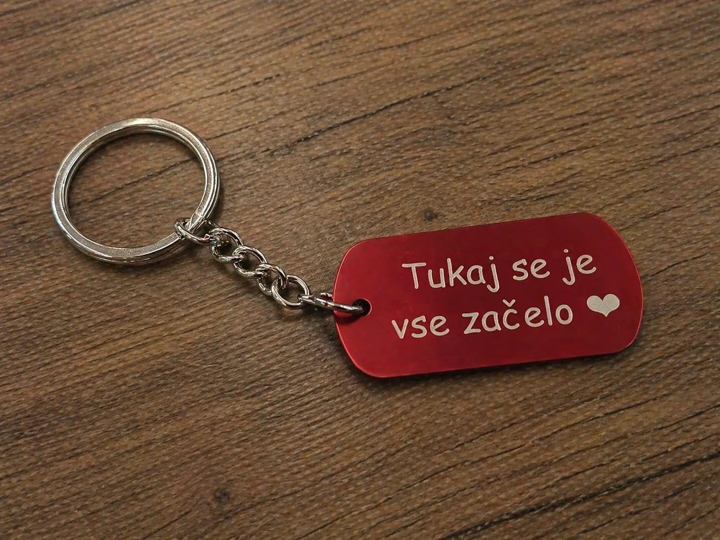 Personaliziran kovinski obesek za ključe z gravuro 