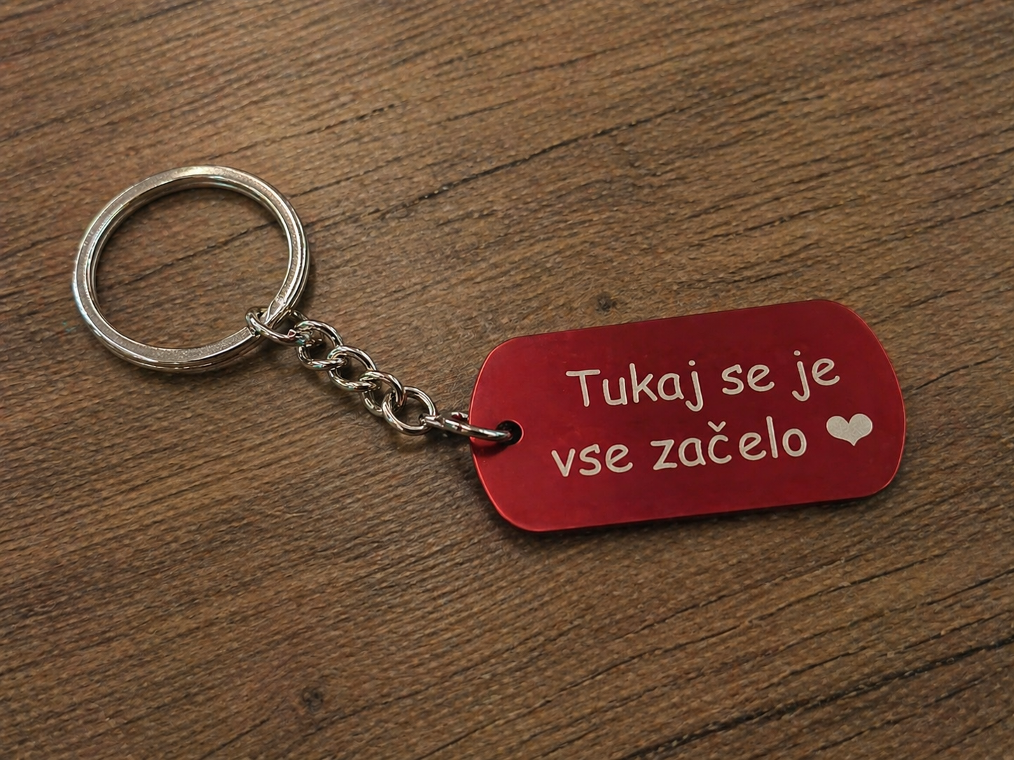 Graviran rdeč obesek za ključe z napisom Tukaj se je vse začelo in srčkom