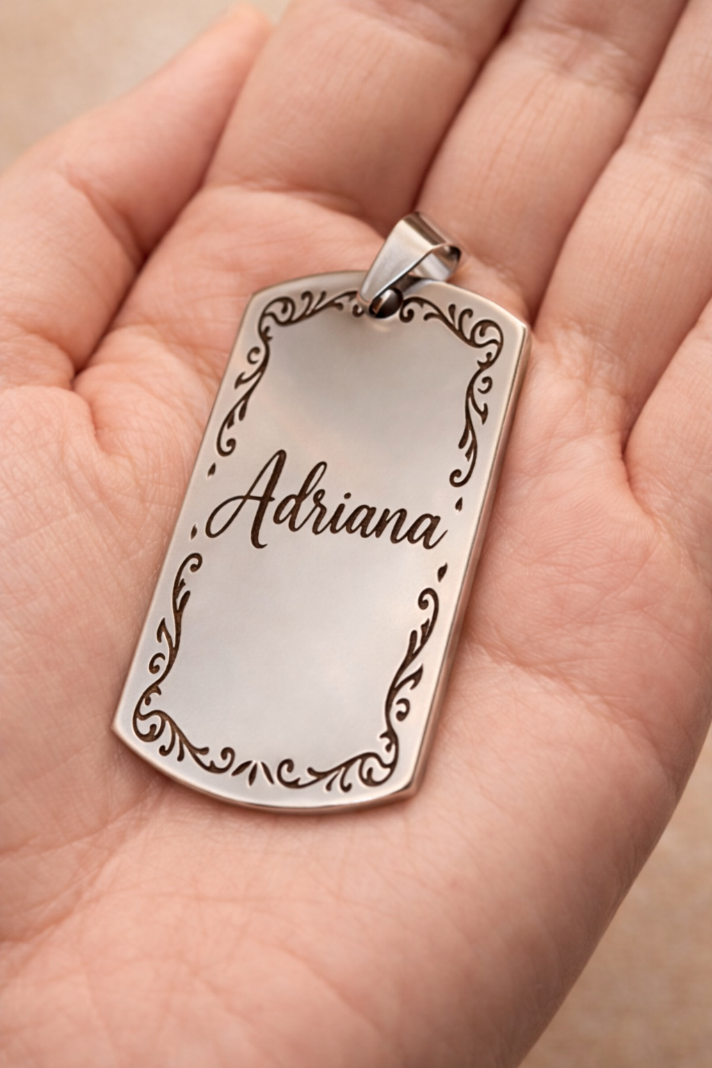 Personaliziran srebrn obesek z gravuro imena