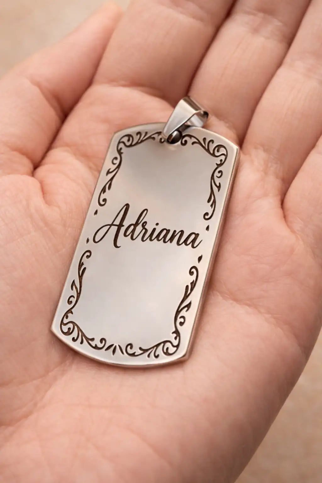 Personaliziran srebrn obesek z gravuro imena
