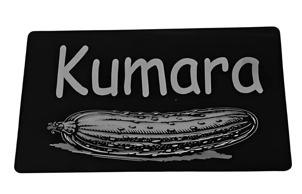vrtna tablica Kumara z gravirano ilustracijo kumare za označevanje rastlin.