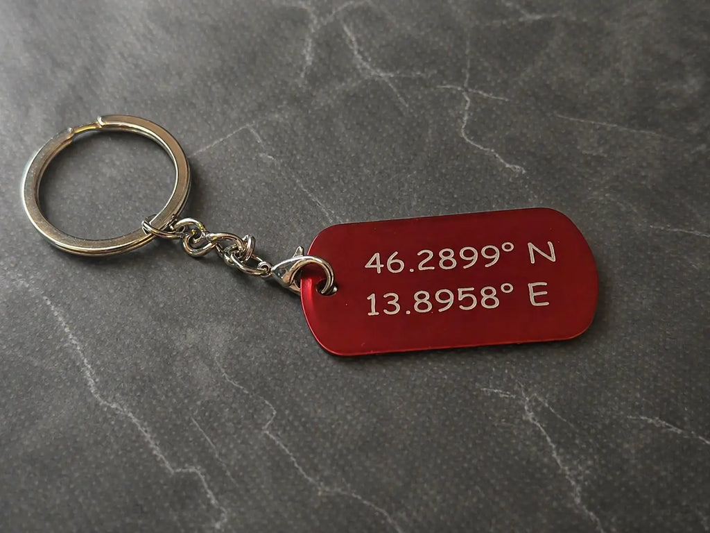 Personaliziran obesek za ključe z graviranimi koordinatami