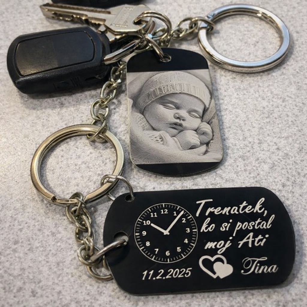 Darilo ob rojstvu otroka – graviran kovinski obesek z uro rojstva, datumom