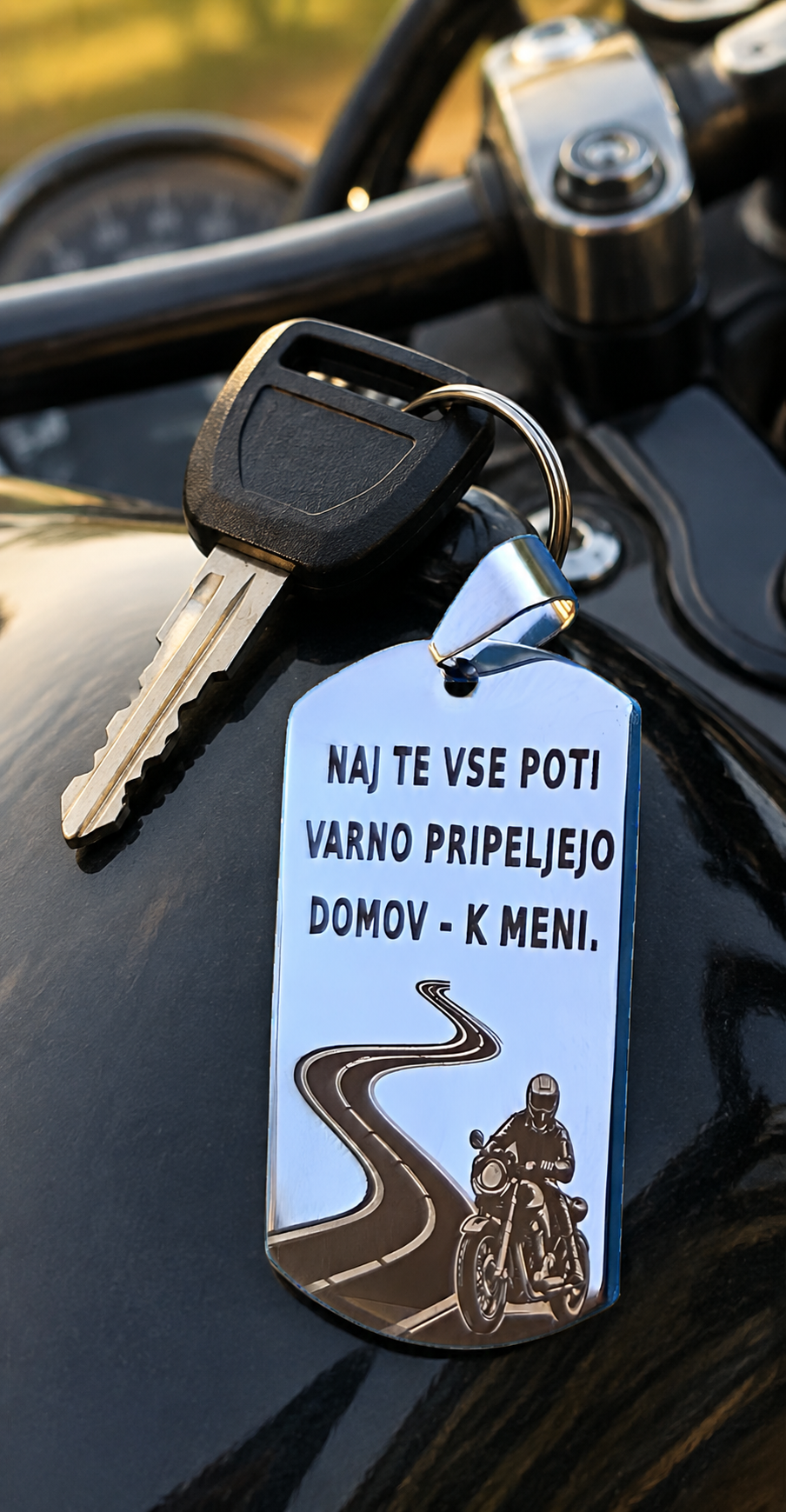 Personaliziran kovinski obesek za motoristične ključe z gravuro ceste, motorista in ljubezenskega posvetila.