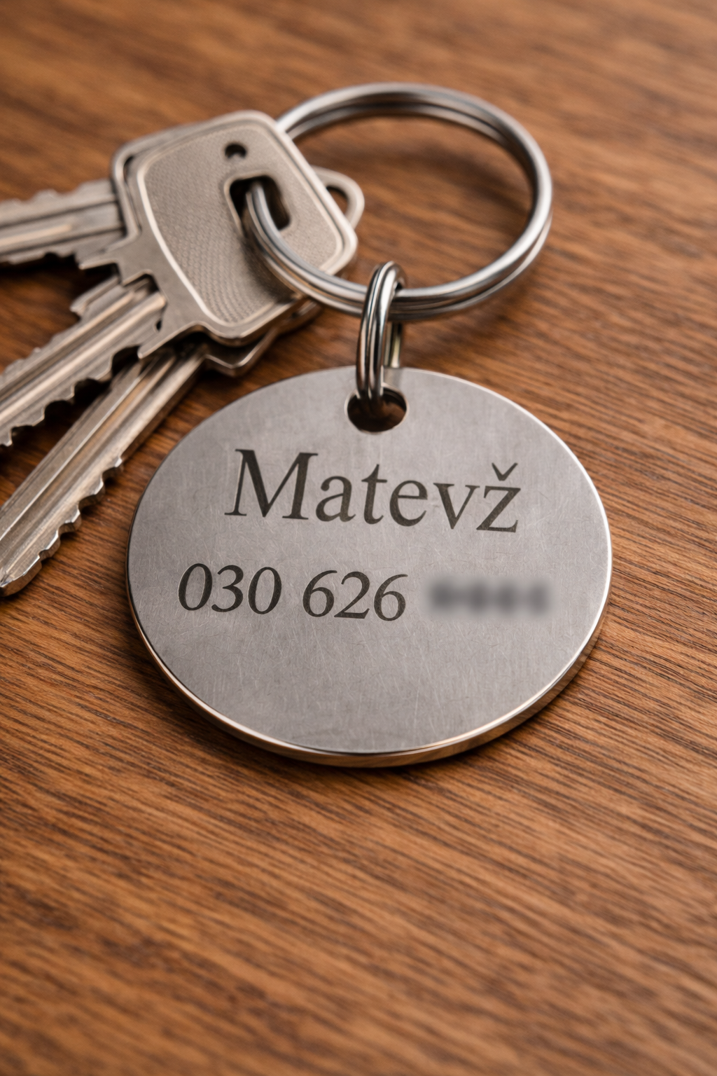 Personaliziran obesek za ključe z gravuro nakladača