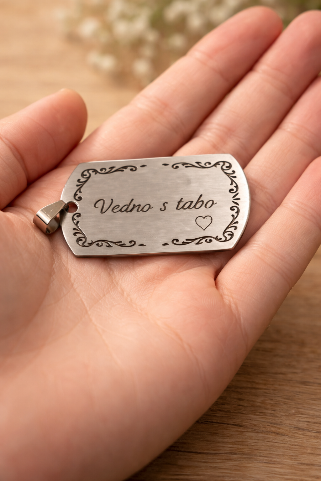 Personaliziran obesek z gravuro kratkega sporočila