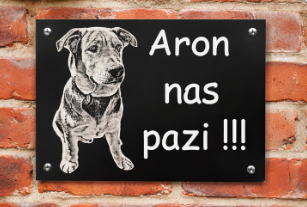 personalizirana tablica za hišo s sliko psa in napisom