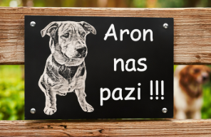 gravirana opozorilna tabla za psa na Dibond plošči z napisom Aron nas paz