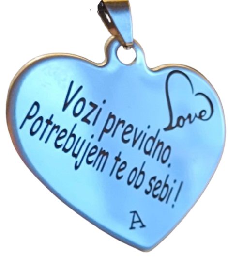 Detajl personalizirane gravure na obesku v obliki srca