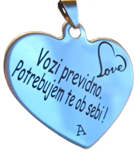 Detajl personalizirane gravure na obesku v obliki srca