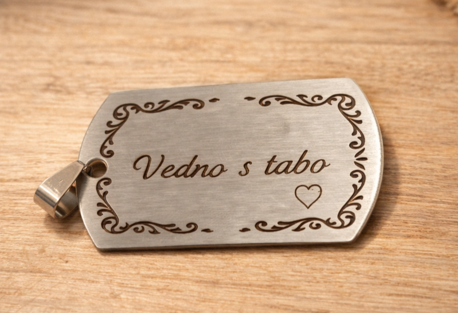 Obesek z gravuro imena – osebno darilo po meri
