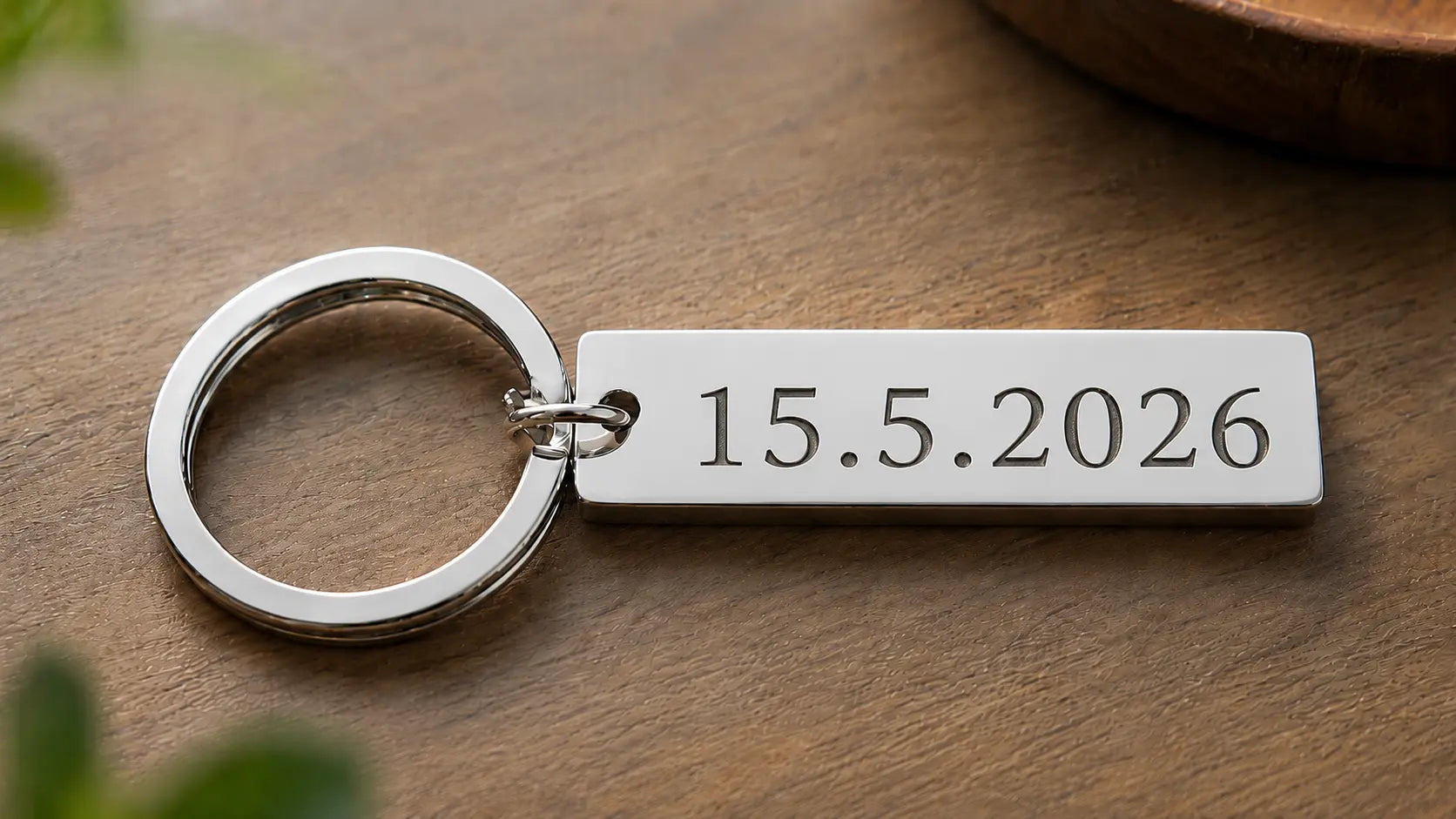 Personaliziran obesek za ključe z graviranim datumom 15. 5. 2026