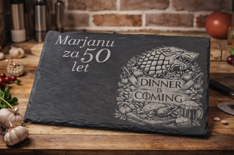 Gravirana postrežna deska iz skrilavca z imenom Marjan, personalizirano darilo