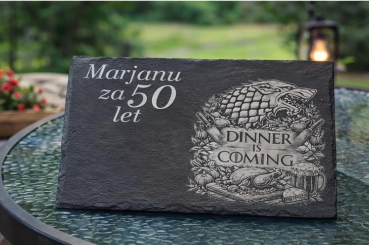 Postrežna deska iz naravnega skrilavca z lasersko gravuro napisa