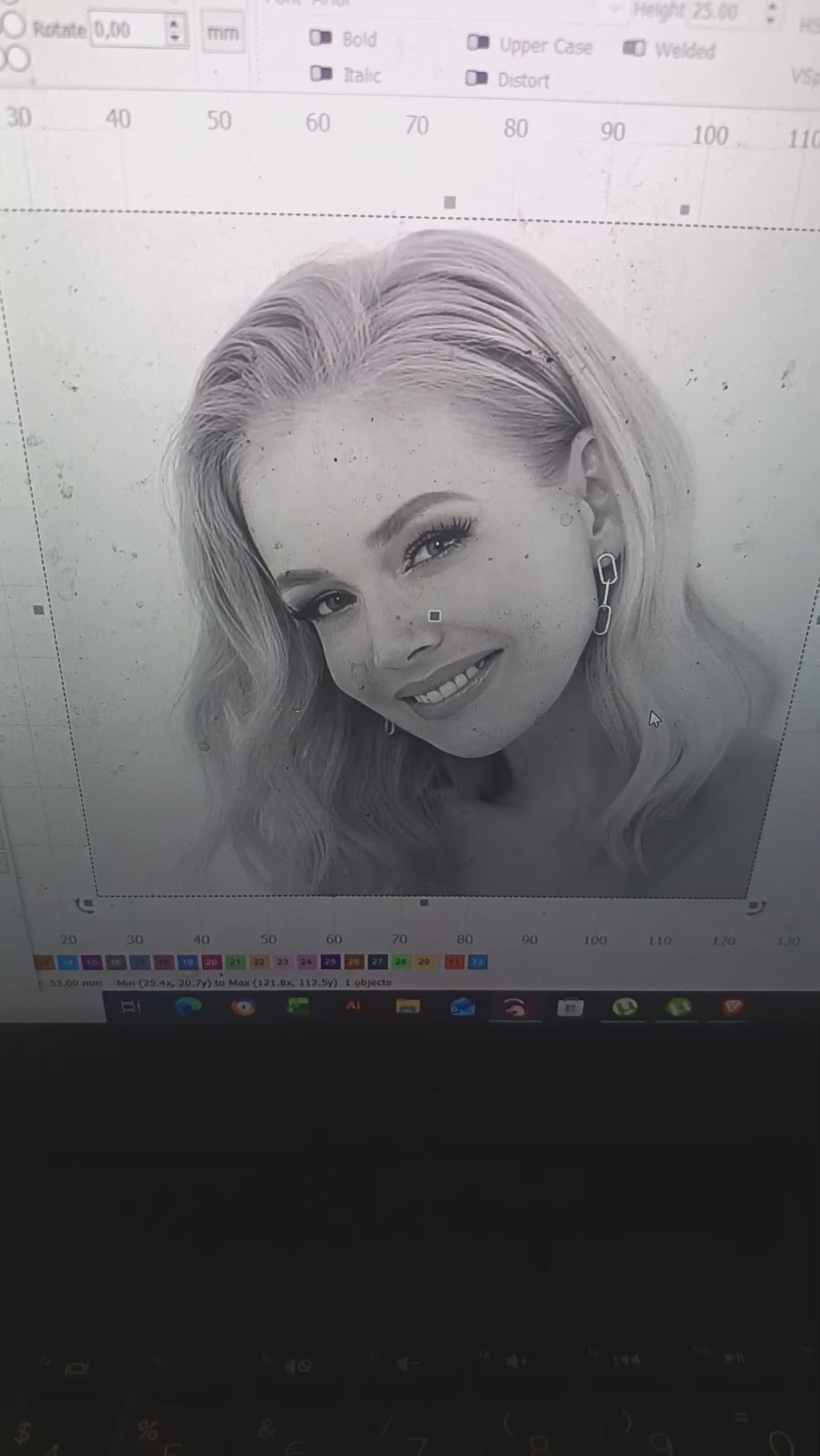 Interaktivni prikaz izdelave personaliziranega kovinskega obeska, pri katerem se fotografija oči spremeni v natančno lasersko gravuro.