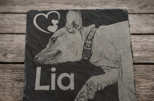 personalizirana spominska plošča za psa na naravnem skrilavcu na leseni podlagi