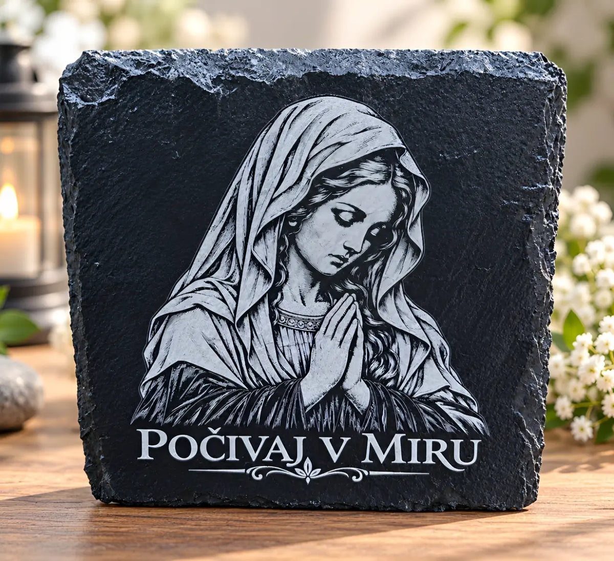Spominska plošča z Marijo iz naravnega skrilavca 13 × 13 cm z gravuro napisa Počivaj v miru